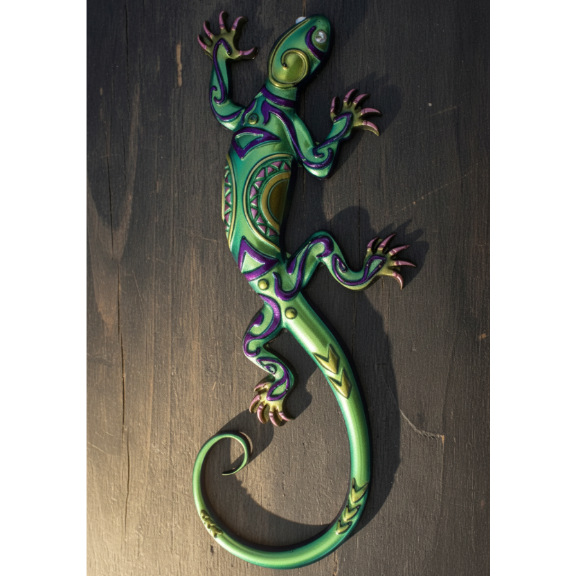 Gecko on dark wood
