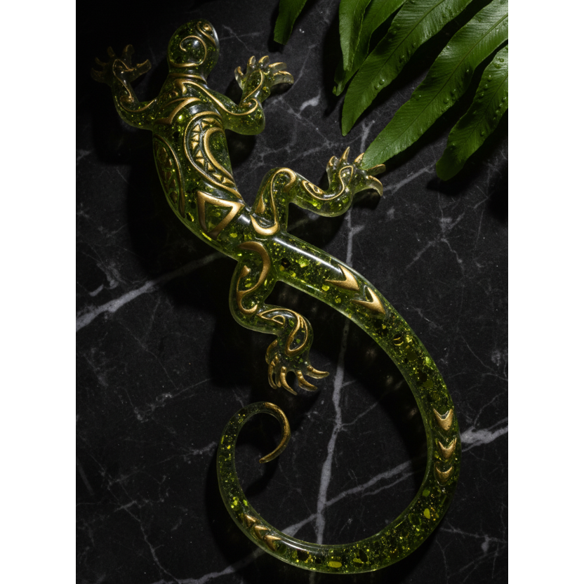 Gecko on Black Marble